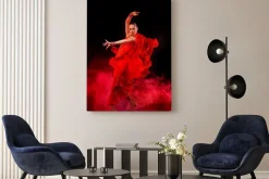 Obraz: Młoda kobieta, taniec latino na ciemnym tle zadymionych