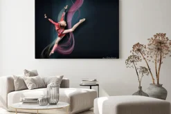 Obraz: Młoda kobieta w kolorze gimnastyczka stwarzających