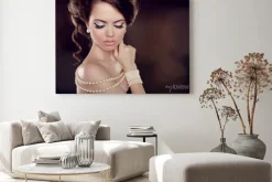 Obraz: Moda kobieta z naszyjnikiem pereł na obnażonymi ramionami