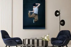 Obraz: Młoda tancerka hip hop skoki