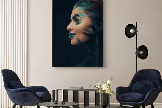 Obraz: Młoda zmysłowa dziewczyna z kreatywnie makijażem. niebieskie