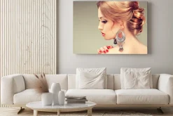 Obraz: Model z czerwonymi paznokciami i uroczy fryzura