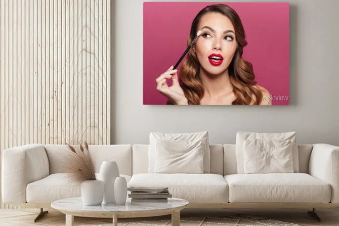 Obraz: Młody ładny damy robić uzupełniał z muśnięciem dla oczu odizolowywających