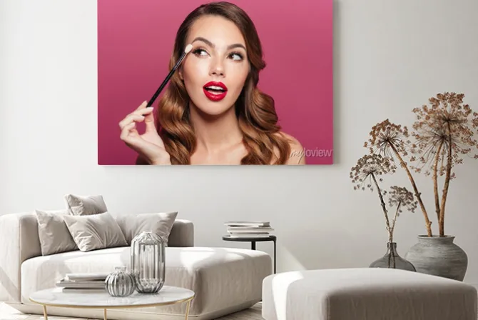 Obraz: Młody ładny damy robić uzupełniał z muśnięciem dla oczu odizolowywających