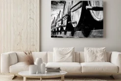 Obraz: Monochromatyczne drewniane beczki