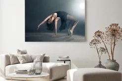 Obraz: Nowoczesny styl tancerka stwarzających na szarym tle