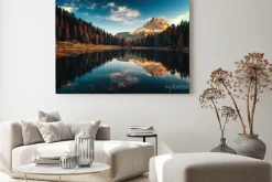 Obraz: Pejzaż z krystalicznym górskim jeziorem