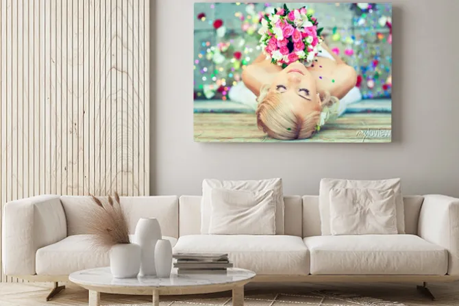 Obraz: Piękna blondynka narzeczonej z bukietem kwiatów