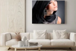 Obraz: Piękna brunetka kobieta z długimi czarnymi prostymi włosami