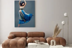 Obraz: Piękna dziewczyna pływających w powietrzu, niebieski jedwabiu
