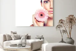 Obraz: Piękna dziewczyna spa z delikatnym kwiatem