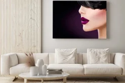 Obraz: Piękna kobieta twarz z bliska piękne usta ciemny fiolet