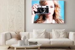 Obraz: Piękne blond kobieta fotograf posiadający aparat retro