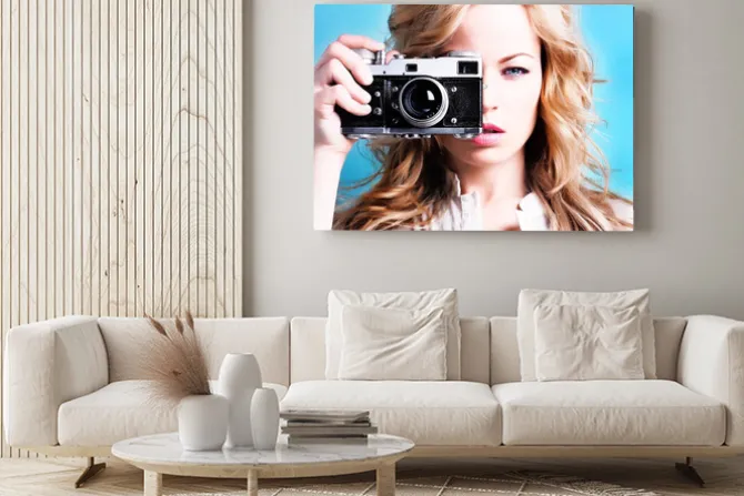 Obraz: Piękne blond kobieta fotograf posiadający aparat retro