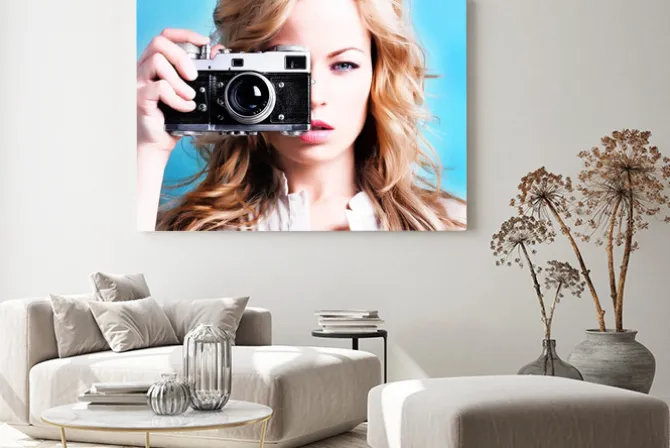 Obraz: Piękne blond kobieta fotograf posiadający aparat retro