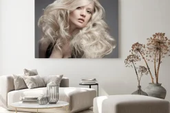 Obraz: Piękne blond kobieta. kręconymi długimi włosami