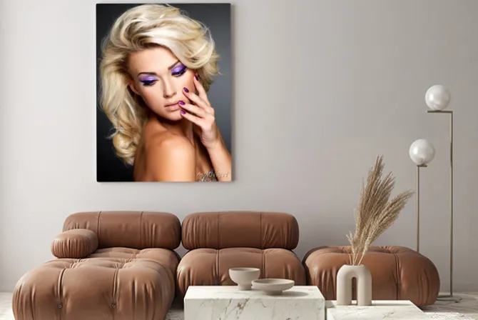 Obraz: Piękne kobiety z piękna fioletowy manicure i makijaż oczu.