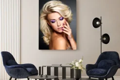 Obraz: Piękne kobiety z piękna fioletowy manicure i makijaż oczu.