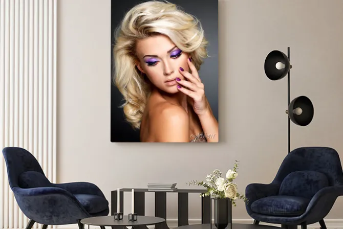 Obraz: Piękne kobiety z piękna fioletowy manicure i makijaż oczu.