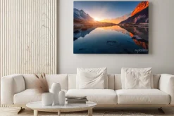 Obraz: Piękny krajobraz z wysokimi górami z iluminującymi szczytami,