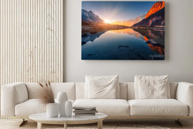 Obraz: Piękny krajobraz z wysokimi górami z iluminującymi szczytami,