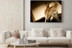 Obraz: Pióro i atrament na tle starego manuskryptu