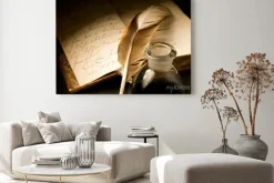 Obraz: Pióro i atrament na tle starego manuskryptu