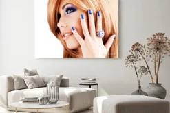 Obraz: Portret pięknej kobiety z niebieskie paznokcie, makijaż niebieski