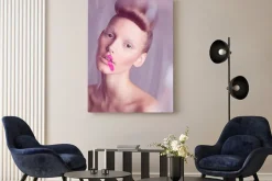 Obraz: Portret z bliska modelu z fryzura i różową szminką