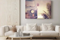 Obraz: Postarzana ilustracja auta i liści palmy