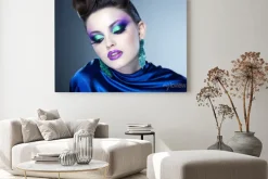 Obraz: Profesjonalny niebieski makijaż i fryzura na pięknej twarzy kobiety