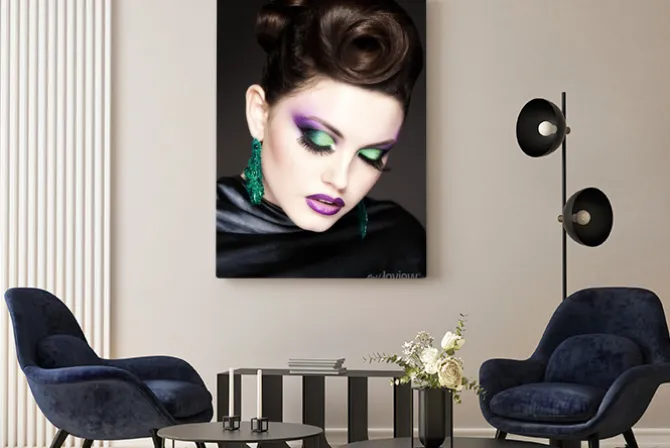 Obraz: Profesjonalny niebieski makijaż i fryzura na pięknej twarzy kobiety