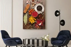 Obraz: Przyprawy i zioła na drewnianym stole