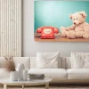 Obraz: Retro czerwony telefon i teddy bear w pobliżu mięty zielonej
