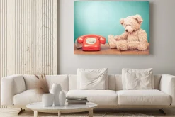 Obraz: Retro czerwony telefon i teddy bear w pobliżu mięty zielonej