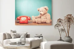 Obraz: Retro czerwony telefon i teddy bear w pobliżu mięty zielonej