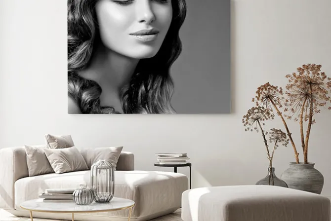 Obraz: Romantyczne brunetka z kręconymi włosami