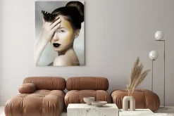 Obraz: Romantyczny kobieta gospodarstwa butterfly w ręku. kaprys