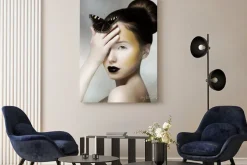 Obraz: Romantyczny kobieta gospodarstwa butterfly w ręku. kaprys