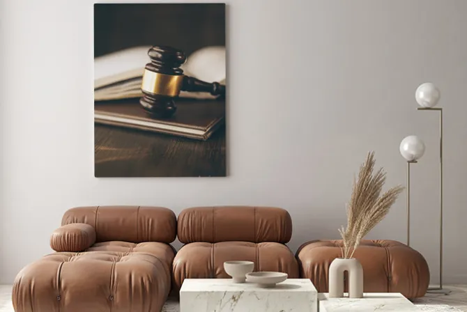 Obraz: Sędzia młotek i książka prawna na drewnianym stole, pojęcie sprawiedliwości