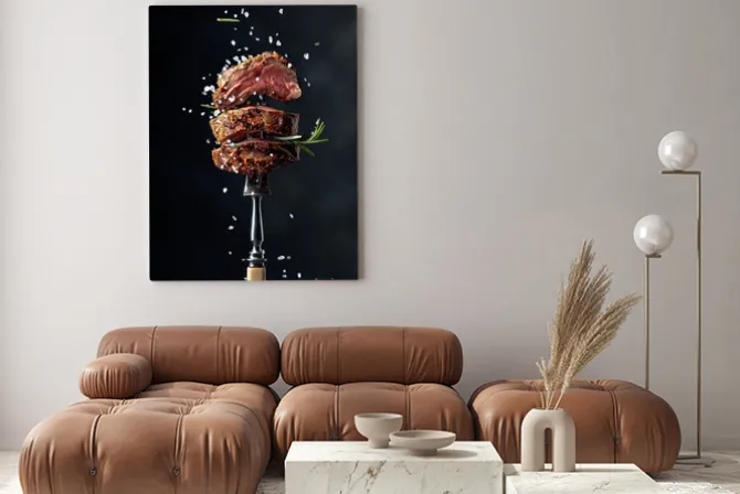 Obraz: Soczyste steki na widelcu z solą i rozmarynem