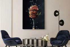 Obraz: Soczyste steki na widelcu z solą i rozmarynem