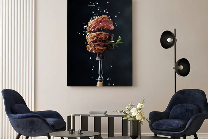 Obraz: Soczyste steki na widelcu z solą i rozmarynem