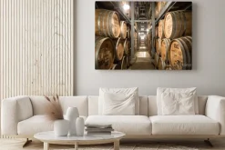 Obraz: Stare beczki w industrialnym wnętrzu