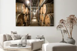 Obraz: Stare beczki w industrialnym wnętrzu
