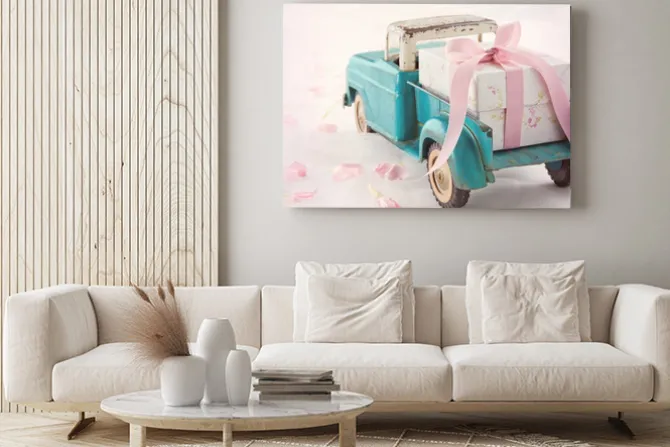 Obraz: Stare zabytkowe zabawki ciężarówki przewożących pudełko z różową