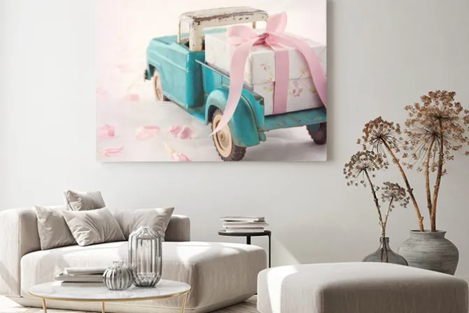 Obraz: Stare zabytkowe zabawki ciężarówki przewożących pudełko z różową