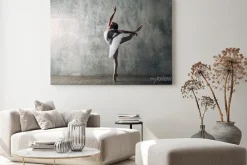 Obraz: Tańcząca baletnica na szarym tle