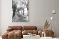 Obraz: Tall nagie drzewa oprócz drogowych w zimie