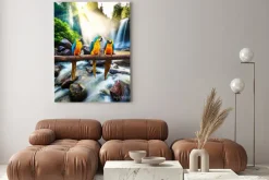 Obraz: Trzy ary na gałęzi na tle wodospadu